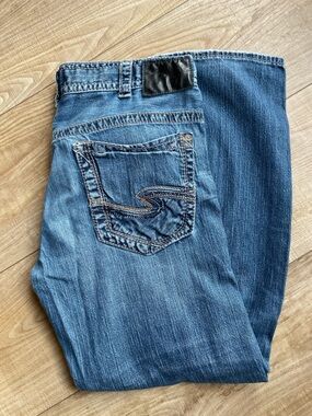 Silver Jeans Men's Medium Blue Relaxed Denim with Signature Back Pocket